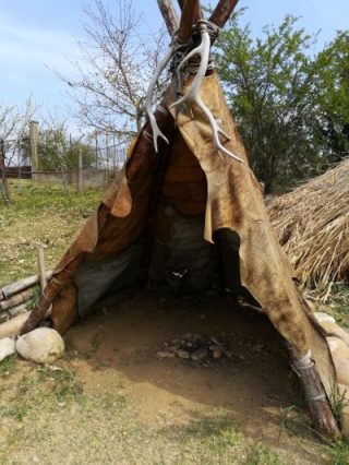 Ricostruzione tenda del paleolitico